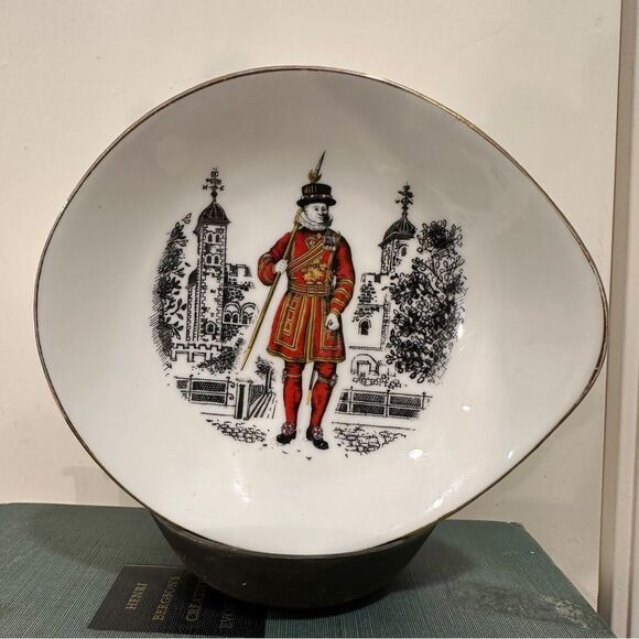 Staffordshire Queensberry fine bone china teardrop kings guard china dish bowl - Picture 1 of 8